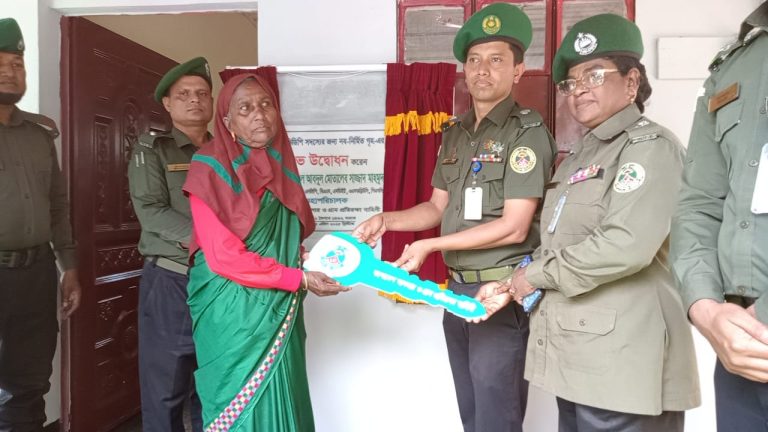 খাগড়াছড়িতে গৃহহীন ভিডিপি,র সদস্যরা পেলেন মহাপরিচালকের উপহারের ঘর