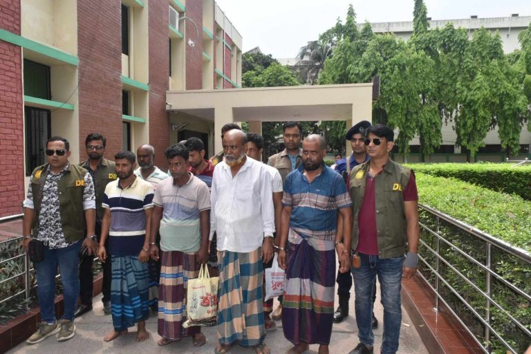 নওগাঁয় ৮ কুখ্যাত ডাকাত ডিবি পুলিশের হাতে গ্রেফতার