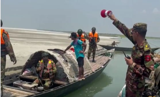 নাটোরে পদ্মা নদীতে সেনাবাহিনীর অভিযানে ড্রেজার, বালু ভর্তি ট্রলার জব্দ,আটক ৫