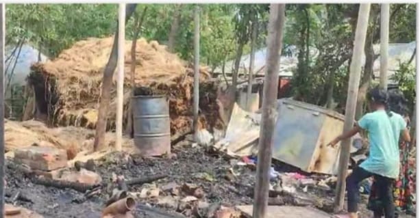 নাটোরের নলডাঙ্গায় অগ্নিকাণ্ডে ভস্মীভূত বসতবাড়ি – স্বামী স্ত্রী দগ্ধ