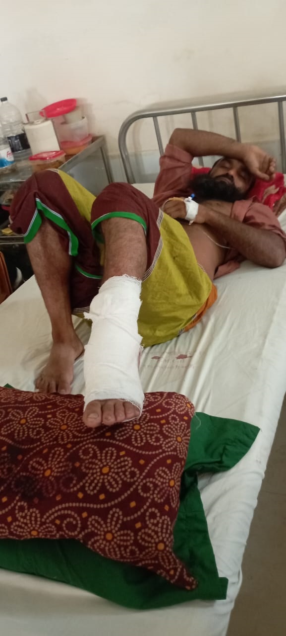 নাটোরে গুরুদাসপুরে পুকুর খননে বাধা-ভেকুর আঘাতে ভ্যানচালকের পা বিচ্ছিন্ন