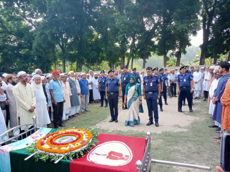 নাটোরে বীর মুক্তিযোদ্ধা ও বর্ষিয়ান সাংবাদিক নবীউর রহমান পিপলুর রাষ্টীয় মর্যাদায় দাফন