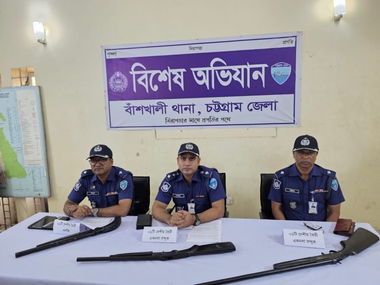 বাঁশখালীতে দেশীয় অস্ত্রসহ গ্রেফতার দুই