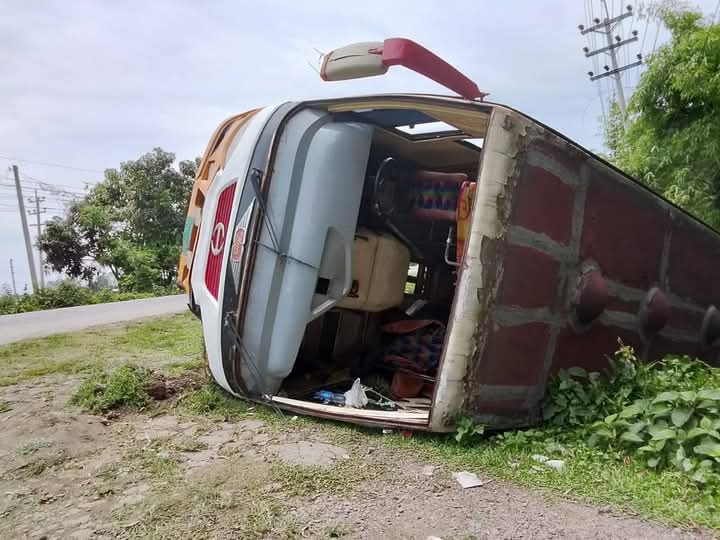 নবীগঞ্জে বাস খাদে পড়ে আহত অন্তত ২০ জন