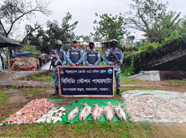 বরগুনায় কোস্টগার্ডের অভিযান! অবৈধ জাল, ট্রলারসহ ১৩ আটক