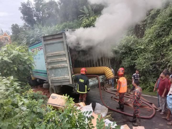 খাগড়াছড়িতে কাভার্ডভ্যান-ট্রাক্টরের সংঘর্ষে আগুন, আহত ৪