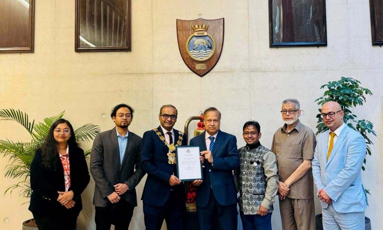 যুক্তরাজ্যে বিশেষ সম্মাননায় ভূষিত হলেন আইনজীবী ব‍্যারিস্টার মনোয়ার হোসেন