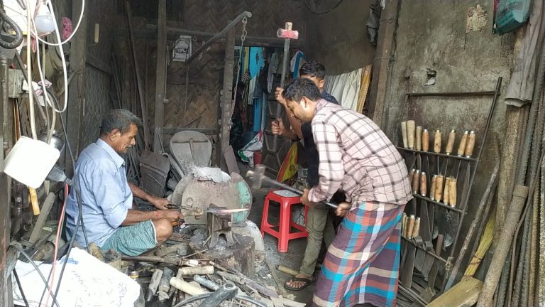 খাগড়াছড়িতে কোরবান উপলক্ষে কদর বেড়েছে দা-ছুরি-চাকুর