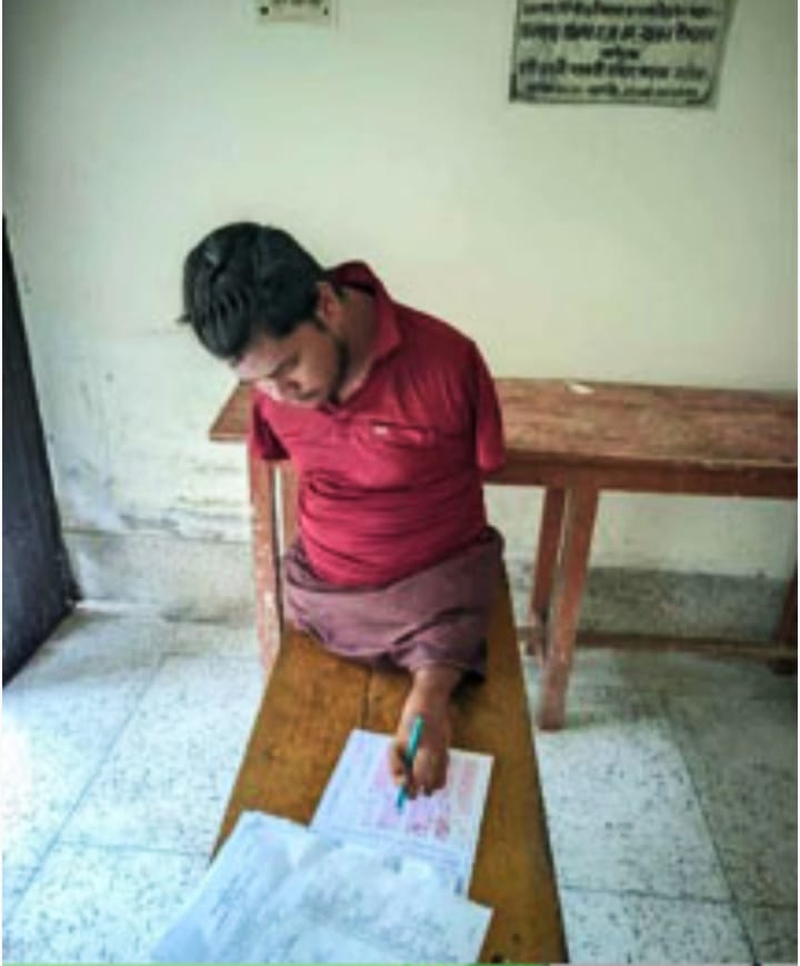 ছাত্র-শিবিরের সহায়তায় অনার্স ভর্তি পরীক্ষায় শারীরিক প্রতিবন্ধী অদম্য রাসেলের অংশগ্রহণ