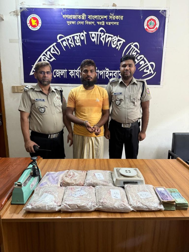 সীমান্ত এলাকায় ৩ কোটি ৩০ লাখ টাকা মূল্যের হেরোইনসহ আটক ১