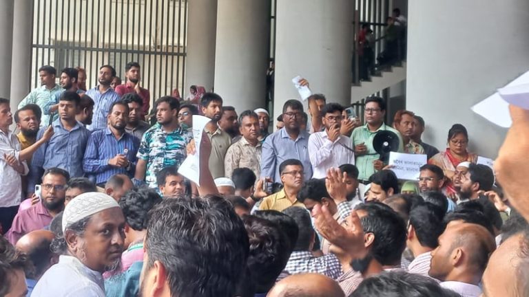 ‘সরকারি চাকরি (সংশোধন) অধ্যাদেশ, ২০২৫’ বাতিলের দাবিতে সচিবালয়ে উত্তেজনা, কর্মীদের বিক্ষোভে থমথমে পরিবেশ