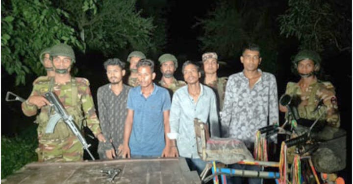 নাটোরের গুরুদাসপুরে ডাকাতির প্রস্তুতিকালে খেলনা পিস্তল ও দেশীয় অস্ত্রসহ ৬ ডাকাত গ্রেফতার
