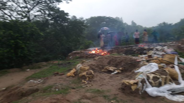 সীতাকুণ্ডে  মন্দির ভেঙে জ্বালিয়ে-গুঁড়িয়ে দিলো দুস্কৃতিকারী