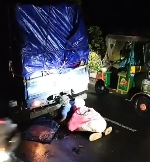 নাটোরে দাঁড়িয়ে থাকা আমভর্তি পিকাপে অপর পিকাপের ধাক্কা- চালক ও আম ব্যবসায়ী নিহত