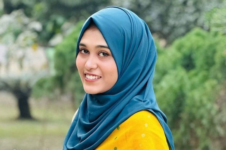 সোশ্যাল মিডিয়ার পরিচিত মুখ – মিমিক্রিতে মুগ্ধতা ছড়ানো আয়শা আক্তার জেরিন