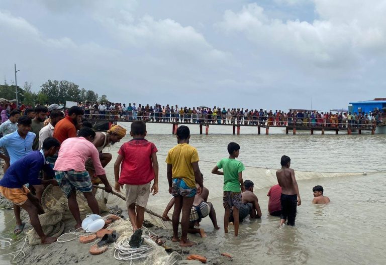 রাঙ্গাবালীতে ট্রলার থেকে নদীতে পড়ে জেলে নিখোঁজ ।। সন্ধানে ডুবুরি দল