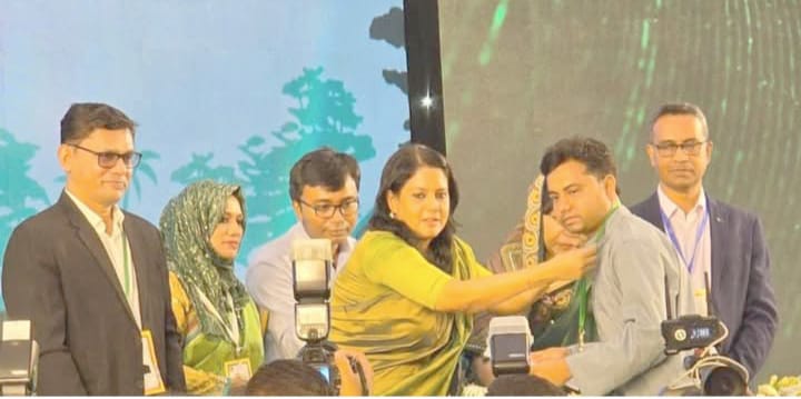 বন্যপ্রাণী সংরক্ষণে অসামান্য অবদানের স্বীকৃতি স্বরূপ জাতীয় পুরস্কার পেলেন নাটোরের ফজলে রাব্বী