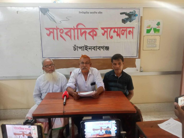 চাঁপাইনবাবগঞ্জে ভুক্তভোগীর সংবাদ সম্মেলন 