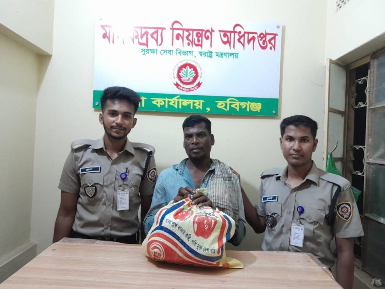 ‎বাহুবলে ডিএনসির অভিযানে ২ কেজি গাঁজাসহ মাদক ব্যবসায়ী গ্রেফতার