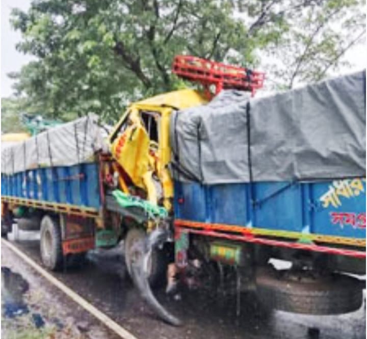 নাটোরে এক ট্রাকের পেছনে অন্য ট্রাকের ধাক্কা-চালকের সহকারী নিহত