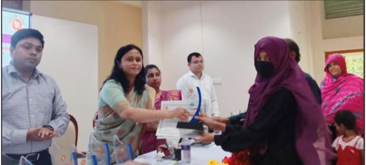 নাটোরে মেধাবী শিক্ষার্থীদের মাঝে ক্রেস্ট ও সনদপত্র বিতরণ