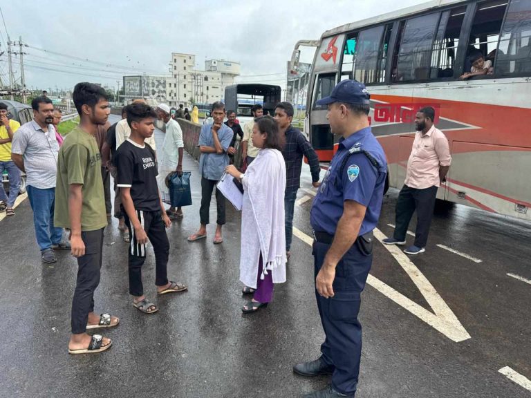 পটিয়ায় সড়কে শৃঙ্খলা রক্ষায় নির্বাহী ম্যাজিস্ট্রেটের অভিযান,মামলা ও জরিমানা