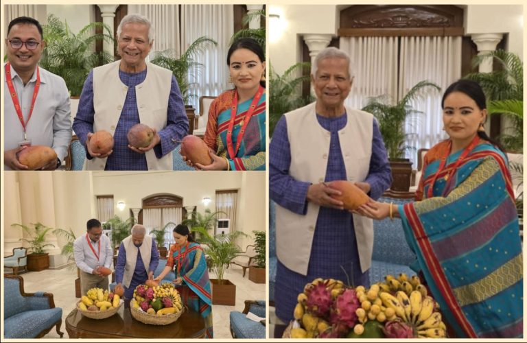 ড. ইউনূসকে ফল উপহার দিলেন খাগড়াছড়ি জেলা পরিষদ চেয়ারম্যান জিরুনা ত্রিপুরা