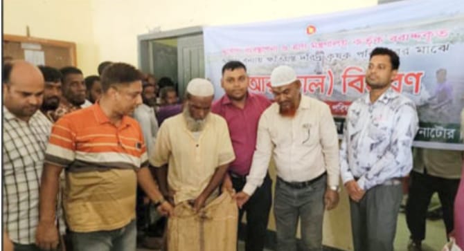 নাটোরের সিংড়ায় আগাম বন্যায় ক্ষতিগ্রস্ত কৃষকদের মাঝে খাদ্য সহায়তা প্রদান