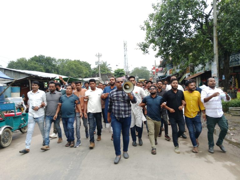 মিরসরাইয়ের জোরারগঞ্জে অপপ্রচার ও নৈরাজ্যের প্রতিবাদে যুবদলের বিক্ষোভ মিছিল ও প্রতিবাদ সমাবেশ