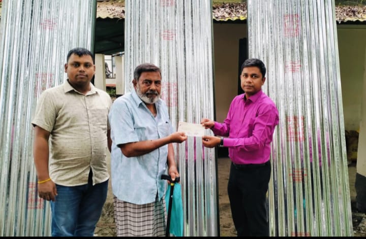 নাটোরের সিংড়ায় অগ্নিকাণ্ডে ক্ষতিগ্রস্ত ৩১ পরিবারকে ঢেউটিন ও চেক প্রদান