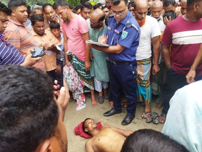 তেঁতুলিয়ায় বাড়ির পাশে পড়ে আছে যুবকের নিথর মরদেহ