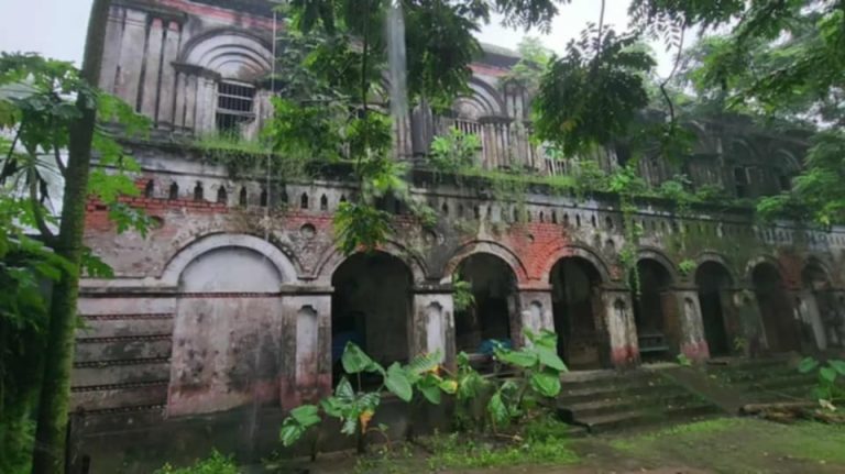 অযত্নে হারিয়ে যাচ্ছে ফটিক হাওলাদারের বাড়ি