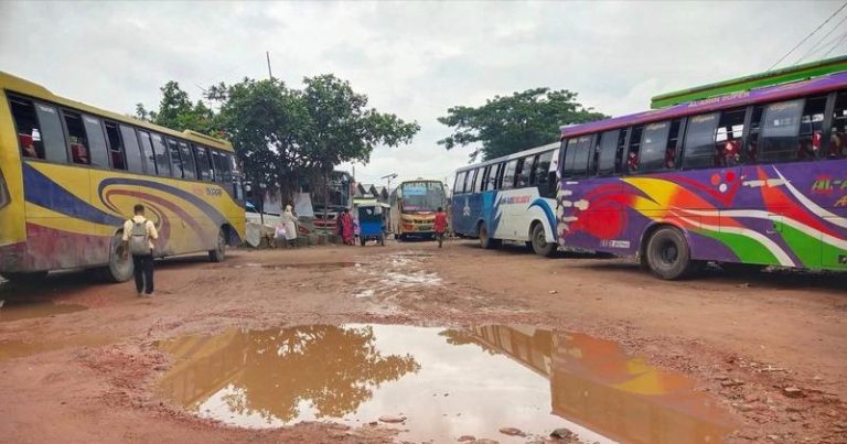 স্বরূপকাঠী বাস টার্মিনাল সংস্কারের অভাবে চরম দুর্ভোগ