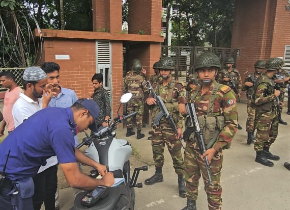 ‎হবিগঞ্জে সেনাবাহিনী ও ট্রাফিক পুলিশের যৌথ অভিযান: ২২ হেলমেটবিহীন মোটরসাইকেল আটক