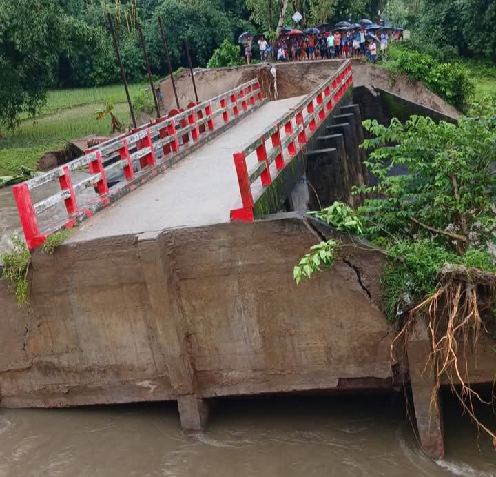 পঞ্চগড়ে রাতভর বৃষ্টির রেকর্ড সুইচগেট সংযোগ সড়ক ধসে যোগাযোগ বিচ্ছিন্ন