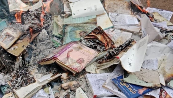 বরগুনায় বঙ্গবন্ধু ও শেখ হাসিনা বিষয়ক বই পুড়িয়েছে পলিটেকনিক শিক্ষার্থীরা