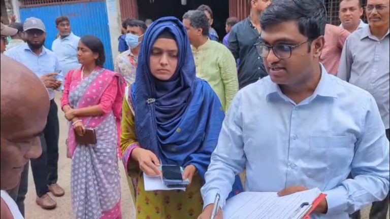 খাগড়াছড়ি বাজারে অবৈধ স্থাপনার বিরুদ্ধে উচ্ছেদ অভিযান দোকান মালিককে জরিমানা