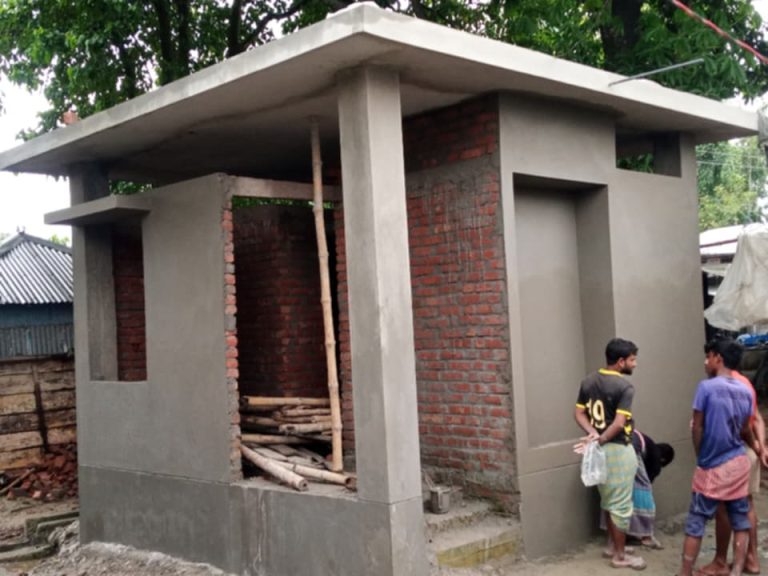 কুড়িগ্রাম ঘোগাদহে নানা বাধা ও প্রতিবাদের পরও থেমে নেই গণশৌচাগার নির্মাণ