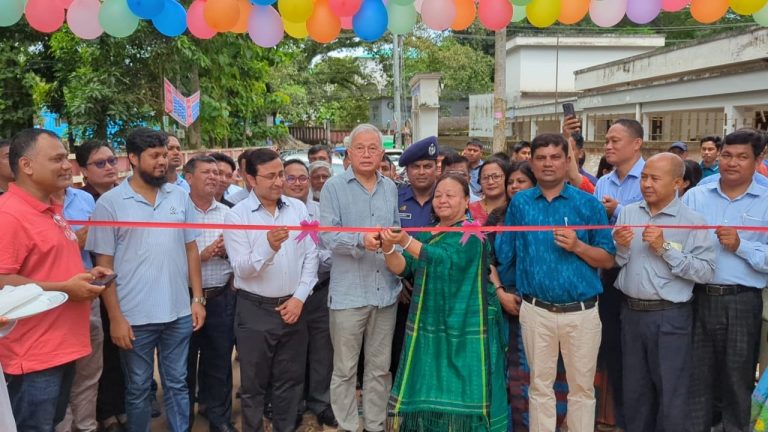 খাগড়াছড়িতে বিদ্যালয়ের দৃষ্টিনন্দন ফটক উদ্বোধন করেছেন উপদেষ্টা সুপ্রদীপ চাকমা