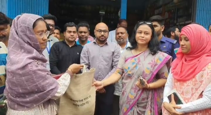 নাটোরে জেলা প্রশাসনের উদ্যোগে পরিবেশ বান্ধব পাটের ব্যাগ বিতরণ
