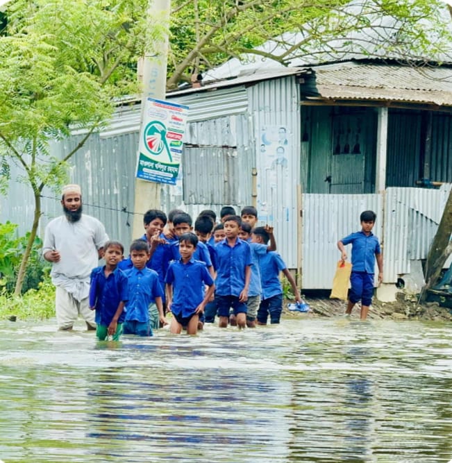 নাটোরের সিংড়ায় কোমর পানি মাড়িয়ে স্কুলে যাচ্ছে শিশুরা-চরম দুশ্চিন্তায় অভিভাবকরা
