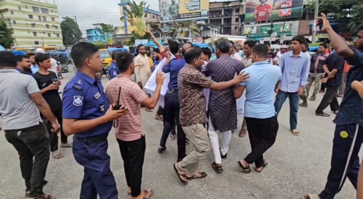 পঞ্চগড়ে গণঅধিকার পরিষদের মহাসড়ক অবরোধ কর্মসূচিতে পুলিশের বাধা
