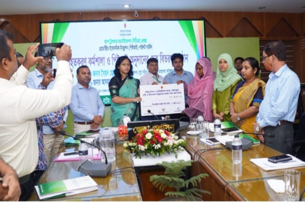 নাটোরের বাগাতিপাড়ায় ৯৮৭ প্রতিবন্ধী ও বিধবা নারীকে আর্থিক অনুদান
