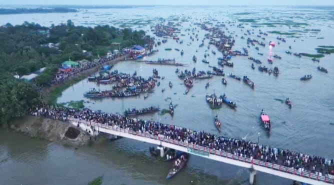 চলনবিলে ঐতিহ্যবাহী নৌকাবাইচ অনুষ্ঠিত – উৎসবের আমেজে এলাকাবাসী