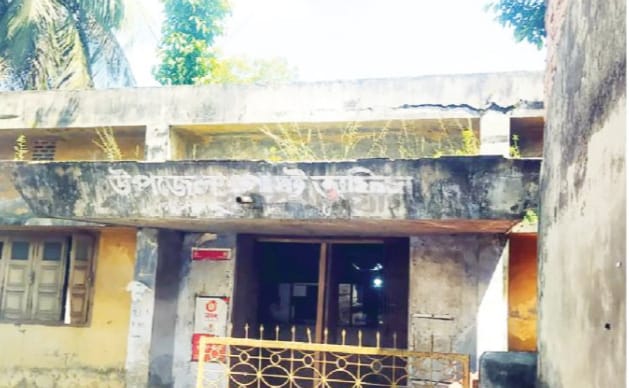 নাটোরের লালপুরে ঝুঁকিপূর্ণ ভবনে পলিথিন টানিয়ে চলছে উপজেলা ডাক বিভাগের দাপ্তরিক কার্যক্রম