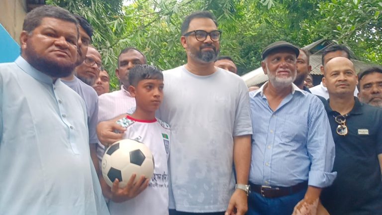 তারেক রহমানের উপহার পেলেন ক্ষুদে ফুটবলার জিসান,নিলেন দায়িত্বও