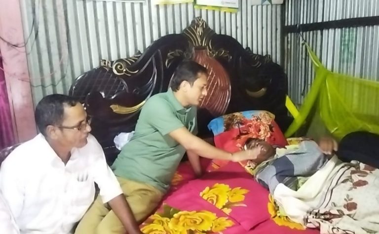 পটিয়য় বিএনপি কর্মী মোঃ কাশেম সড়ক দূর্ঘটনায় আহত হওয়ায় তাঁকে দেখতে ছুটে যান পলাশ ধর