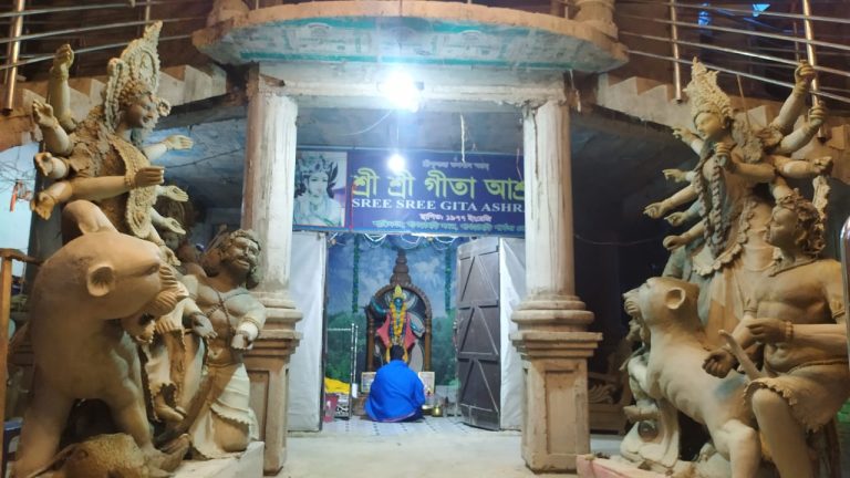 খাগড়াছড়িতে দুর্গাপূজার আগে ব্যস্ত সময় পার করছেন প্রতিমা শিল্পীরা
