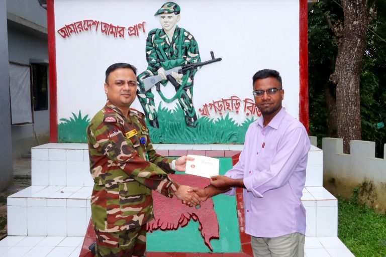 খাগড়াছড়িতে দুর্গাপূজা উপলক্ষে রিজিয়নের শুভেচ্ছা উপহার প্রদান