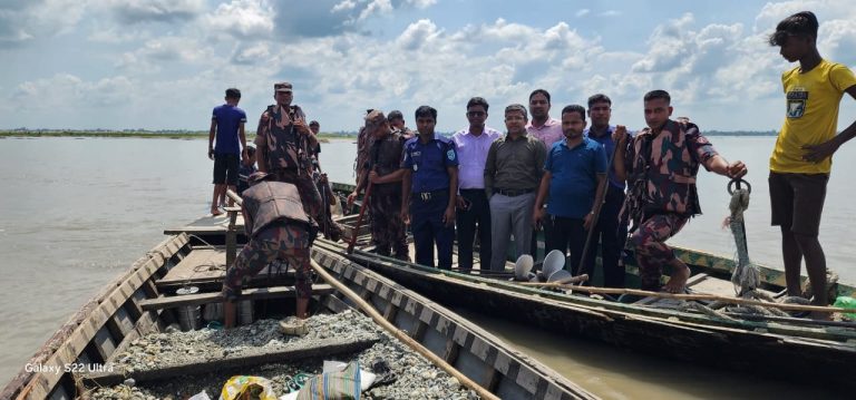 তিস্তা নদীতে পাথর উত্তোলন রোধে ১৩ ট্রলার ধ্বংস